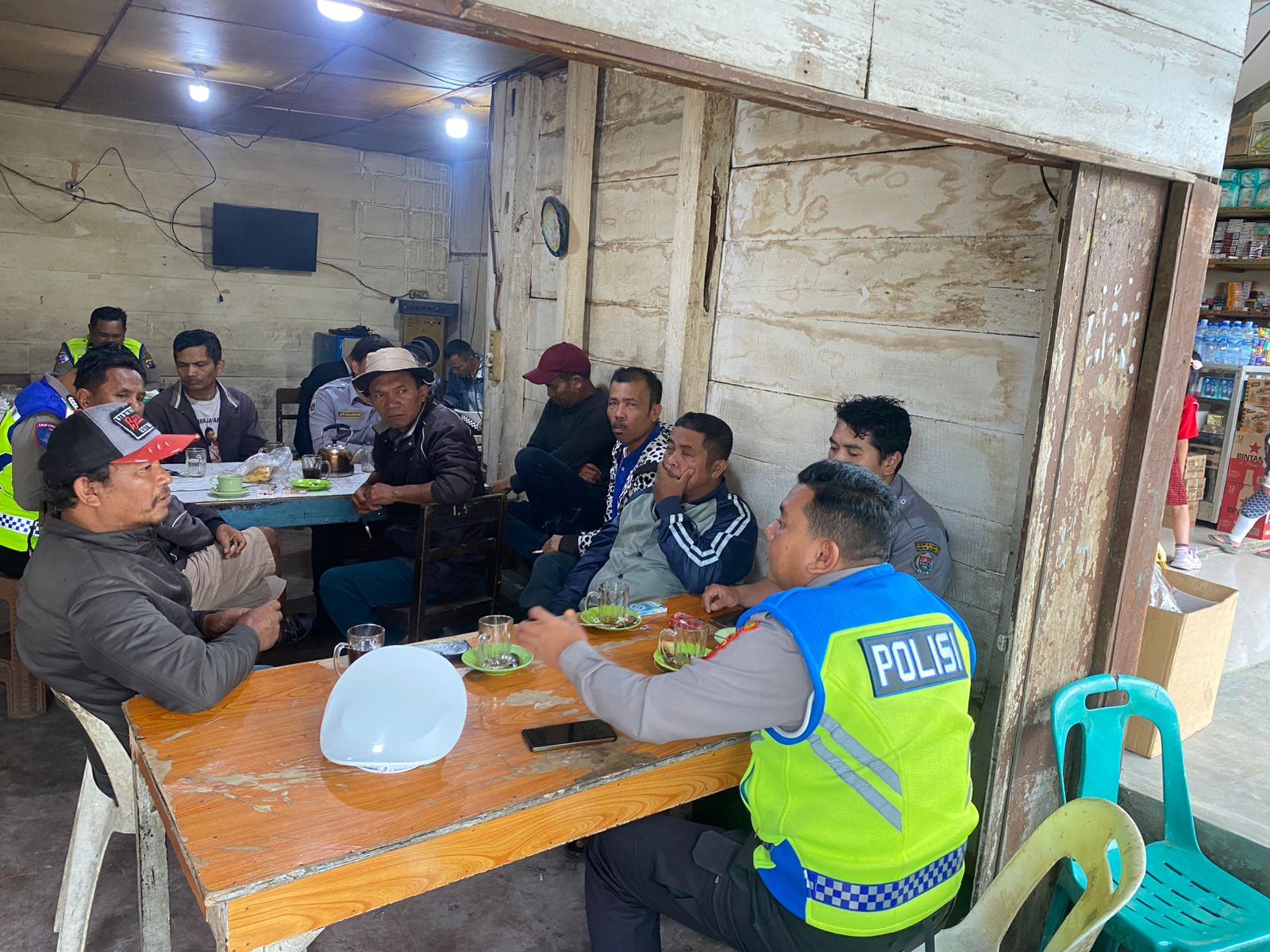 Polisi menyapa warga sambil memberikan edukasi tertib berlalu lintas untuk menciptakan keselamatan dan kedekatan dengan masyarakat.