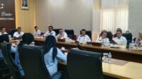 Sekda Pangkalpinang Mie Go memimpin rapat pemantauan SPPG oleh Kemensesneg