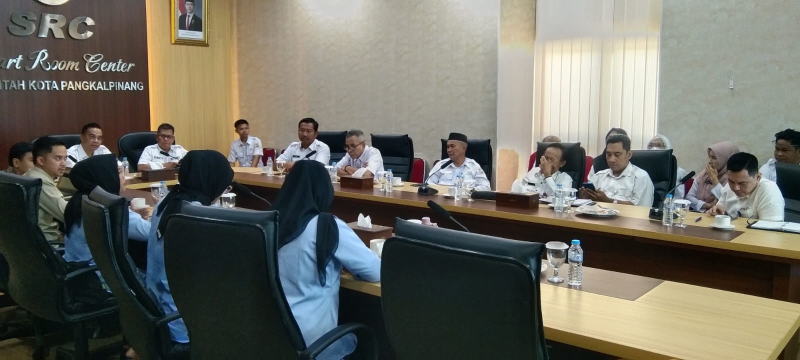 Sekda Pangkalpinang Mie Go memimpin rapat pemantauan SPPG oleh Kemensesneg