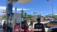 Ditsamapta Polda Bengkulu menurunkan personel untuk mengatur lalu lintas di sejumlah SPBU Kota Bengkulu