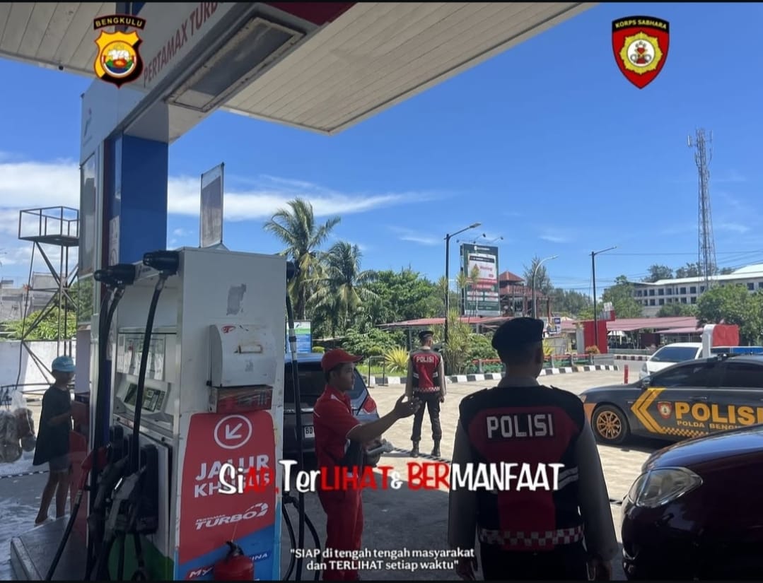 Ditsamapta Polda Bengkulu menurunkan personel untuk mengatur lalu lintas di sejumlah SPBU Kota Bengkulu