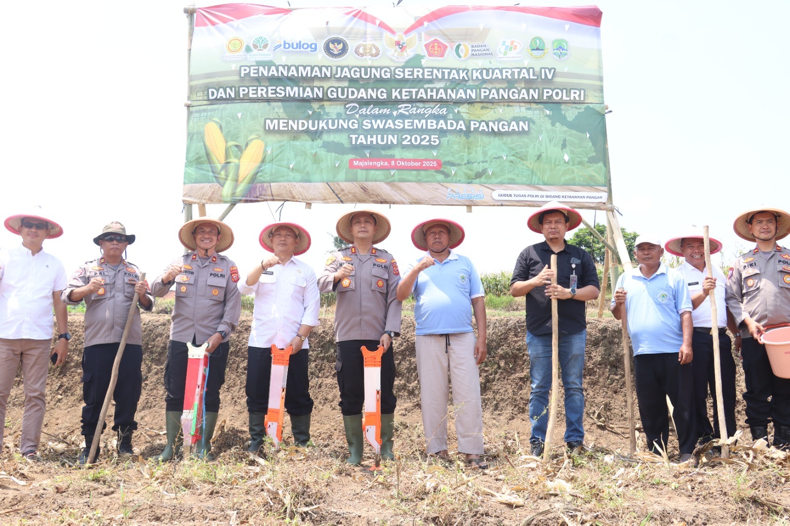 Kapolres Majalengka AKBP Willy Andrian memimpin penanaman jagung serentak di Desa Cicurug