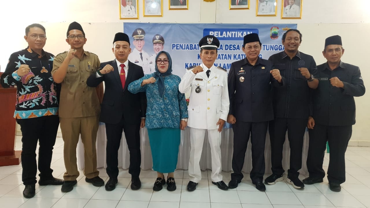 Sekda Lampung Selatan Supriyanto melantik Khusaini Rohman sebagai Penjabat Kepala Desa Karya Tunggal