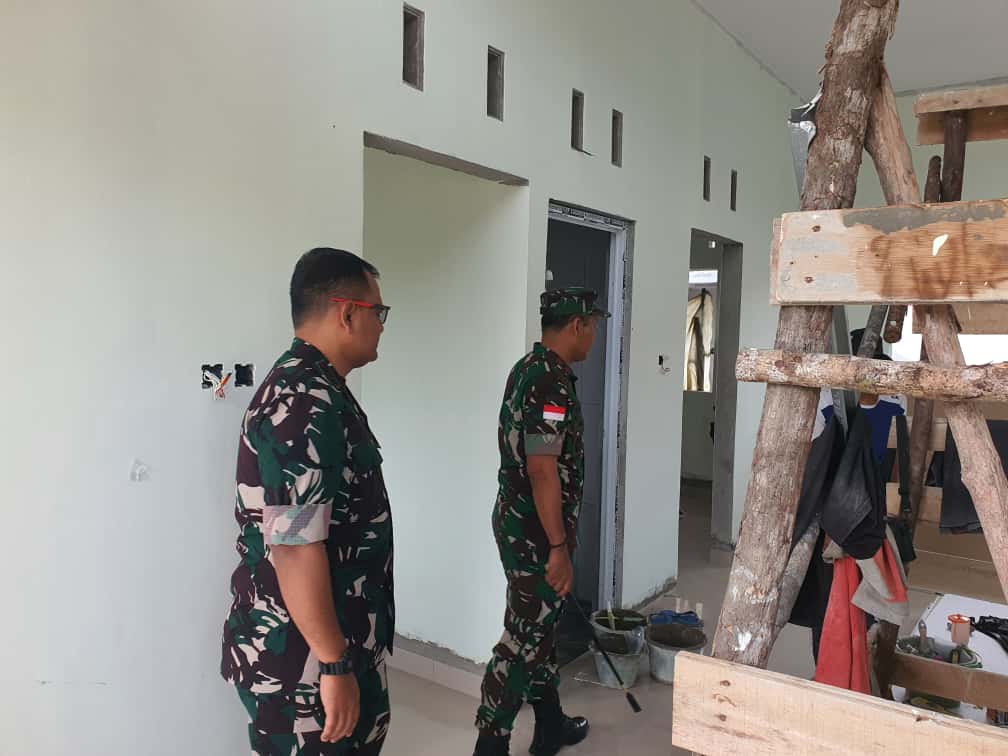 Danrem 121/Abw Brigjen TNI Purnomosidi meninjau pembangunan rumah dinas prajurit Kodim 1210/Landak