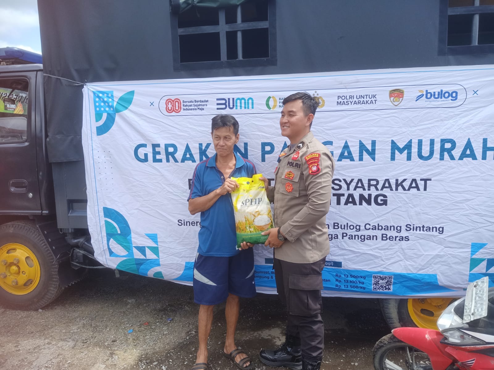 Polres Sintang menggelar Gerakan Pangan Murah di Sungai Durian