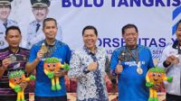 Bupati Majalengka H. Eman Suherman meraih emas pertama dari cabang bulutangkis beregu di Porsenitas XII Indramayu.