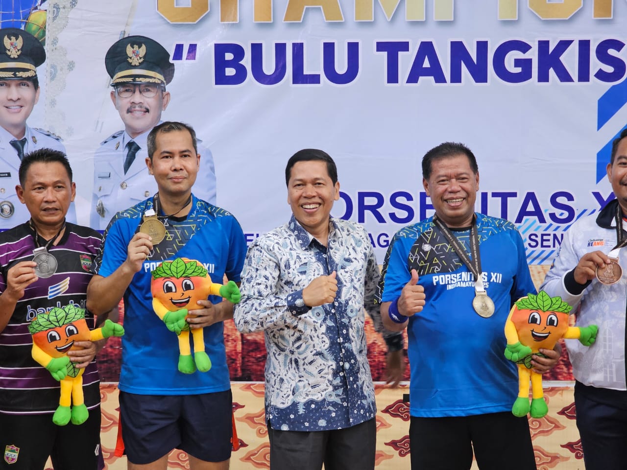 Bupati Majalengka H. Eman Suherman meraih emas pertama dari cabang bulutangkis beregu di Porsenitas XII Indramayu.