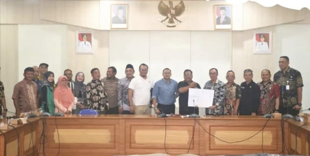 Rapat membahas Raperda APBD 2026 dan penandatanganan berita acara kesepakatan di Palabuhanratu. Rapat membahas Raperda APBD 2026 dan penandatanganan berita acara kesepakatan di Palabuhanratu.