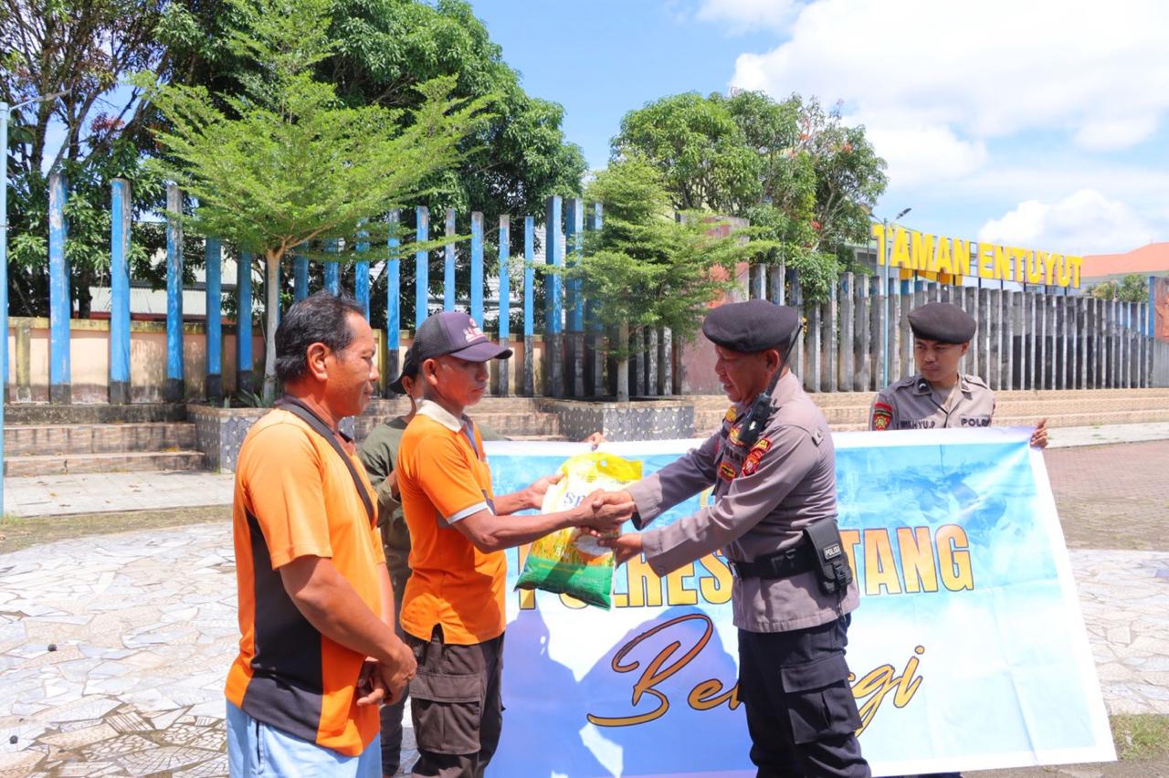 Polres Sintang gelar Jumat Berkah dengan membagikan makanan dan sembako