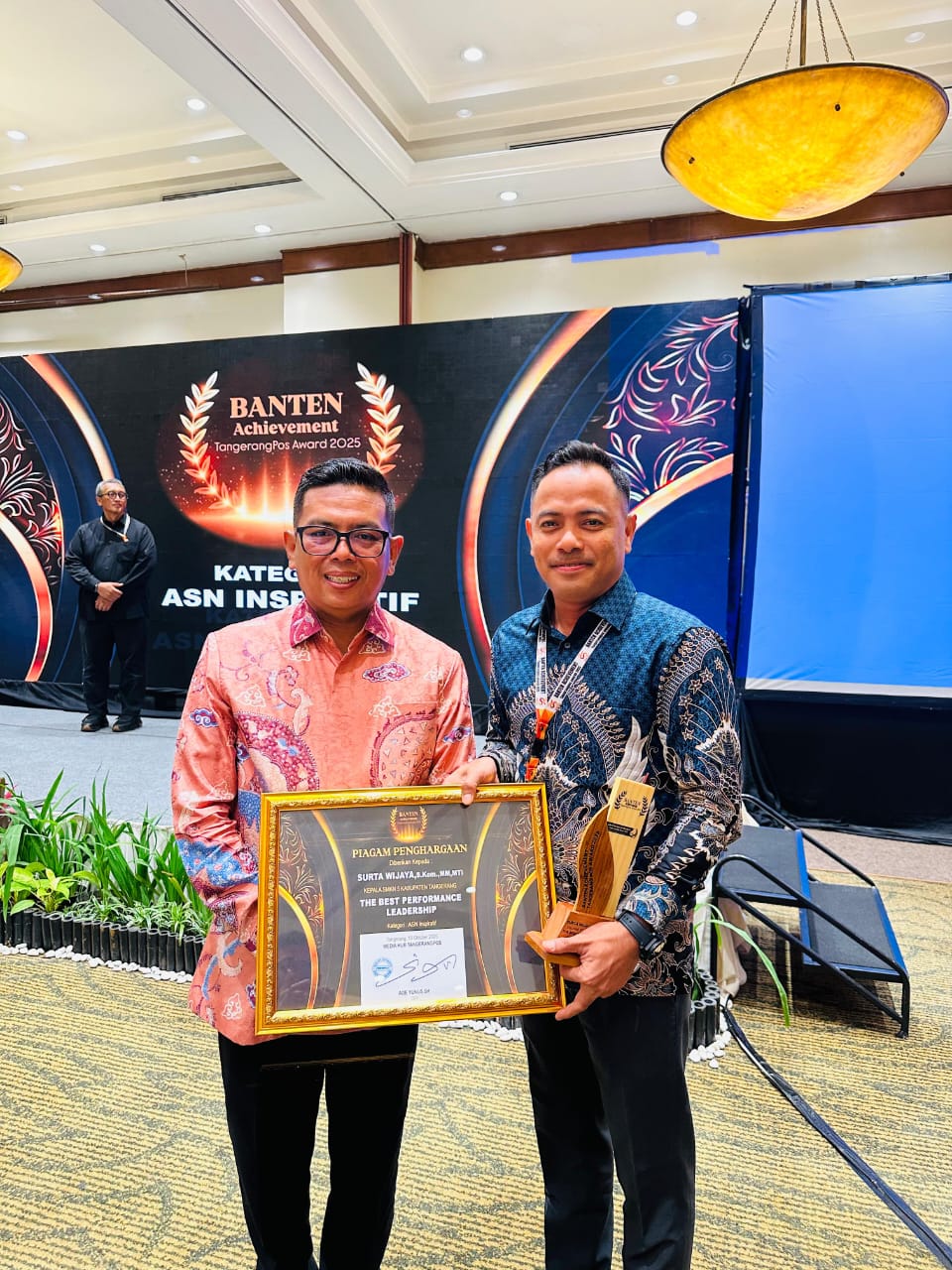 Gubernur Banten Andra Soni, S.M., M.A.P memberikan selamat kepada Surta Wijaya, S.Kom., M.M., M.T.I