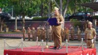 Plt Asisten Bidang Ekonomi dan Pembangunan Setdakab Lampung Selatan, Wahidin Amin, pimpin apel mingguan Pemkab Lampung Selatan di Lapangan Korpri, Kalianda, Senin (13/10/2025).