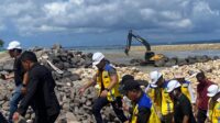 Menko Bidang Infrastruktur AHY meninjau proyek penanggulangan abrasi di Pantai Kuta, Bali.