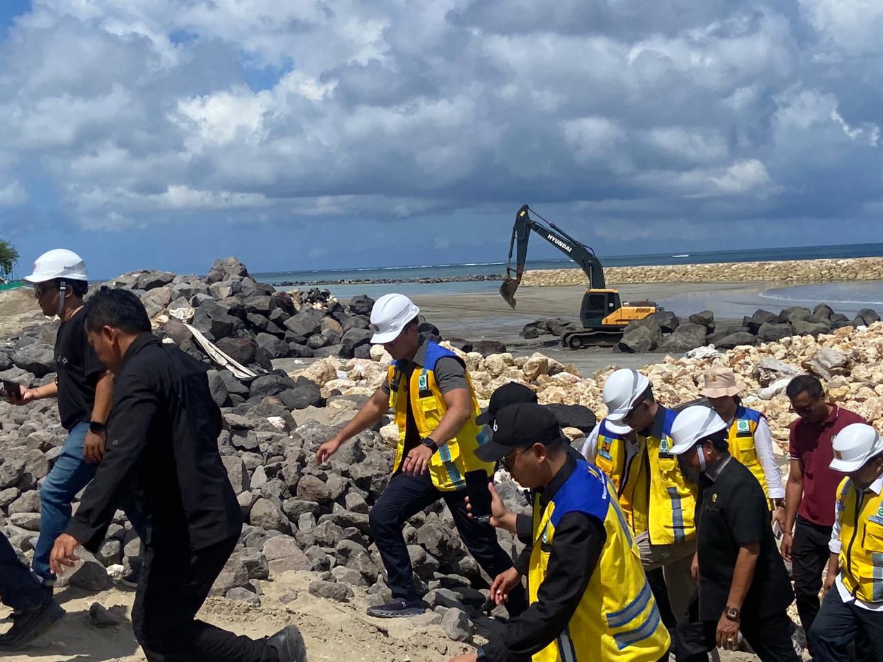 Menko Bidang Infrastruktur AHY meninjau proyek penanggulangan abrasi di Pantai Kuta, Bali.