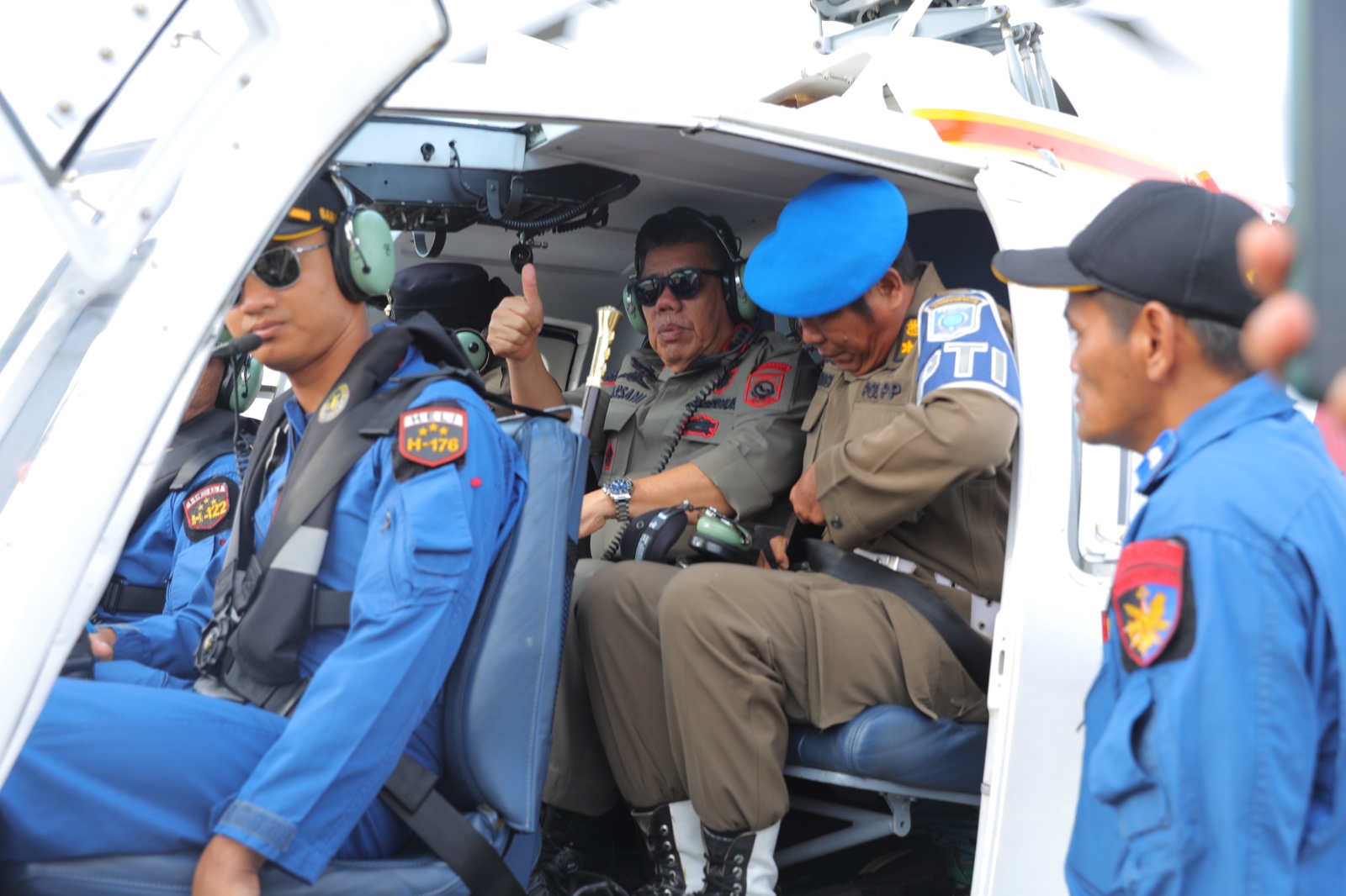 Gubernur Bangka Belitung Hidayat Arsani meninjau sejumlah wilayah kepulauan menggunakan helikopter Polda Babel