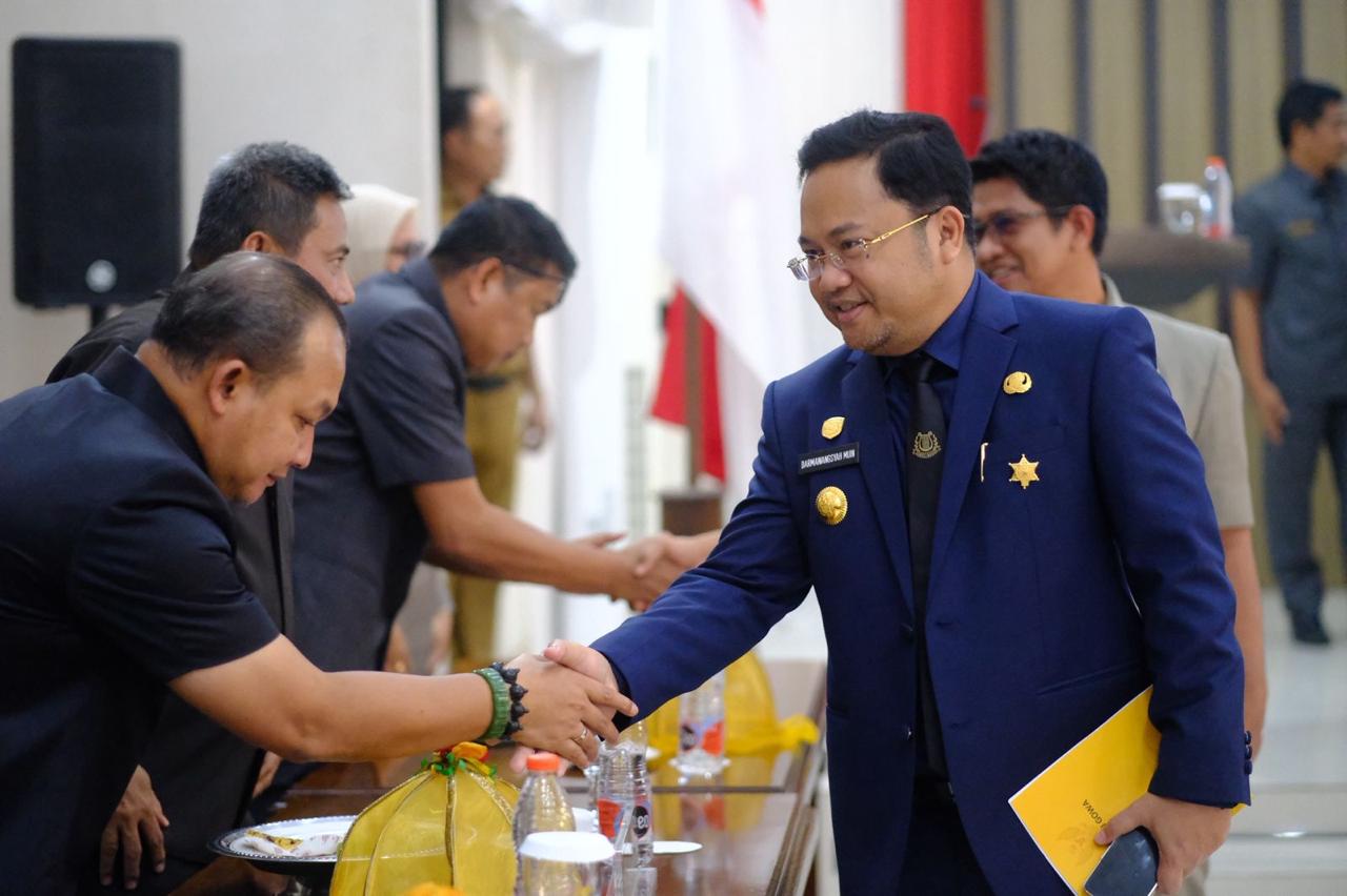 Wakil Bupati Gowa, Darmawangsyah Muin, menyerahkan tiga Ranperda strategis kepada DPRD Kabupaten Gowa
