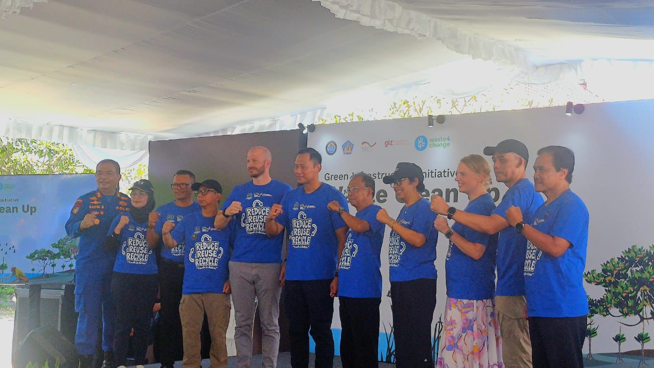 Waste Clean-Up dan penanaman mangrove di kawasan Ekowisata Batu Tumpang, Bali, dalam program Green Infrastructure Initiative, Senin (13/10).