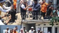 Bupati Sukabumi H. Asep Japar meletakkan batu pertama pembangunan rumah panggung bagi warga terdampak bencana di Palabuhanratu.