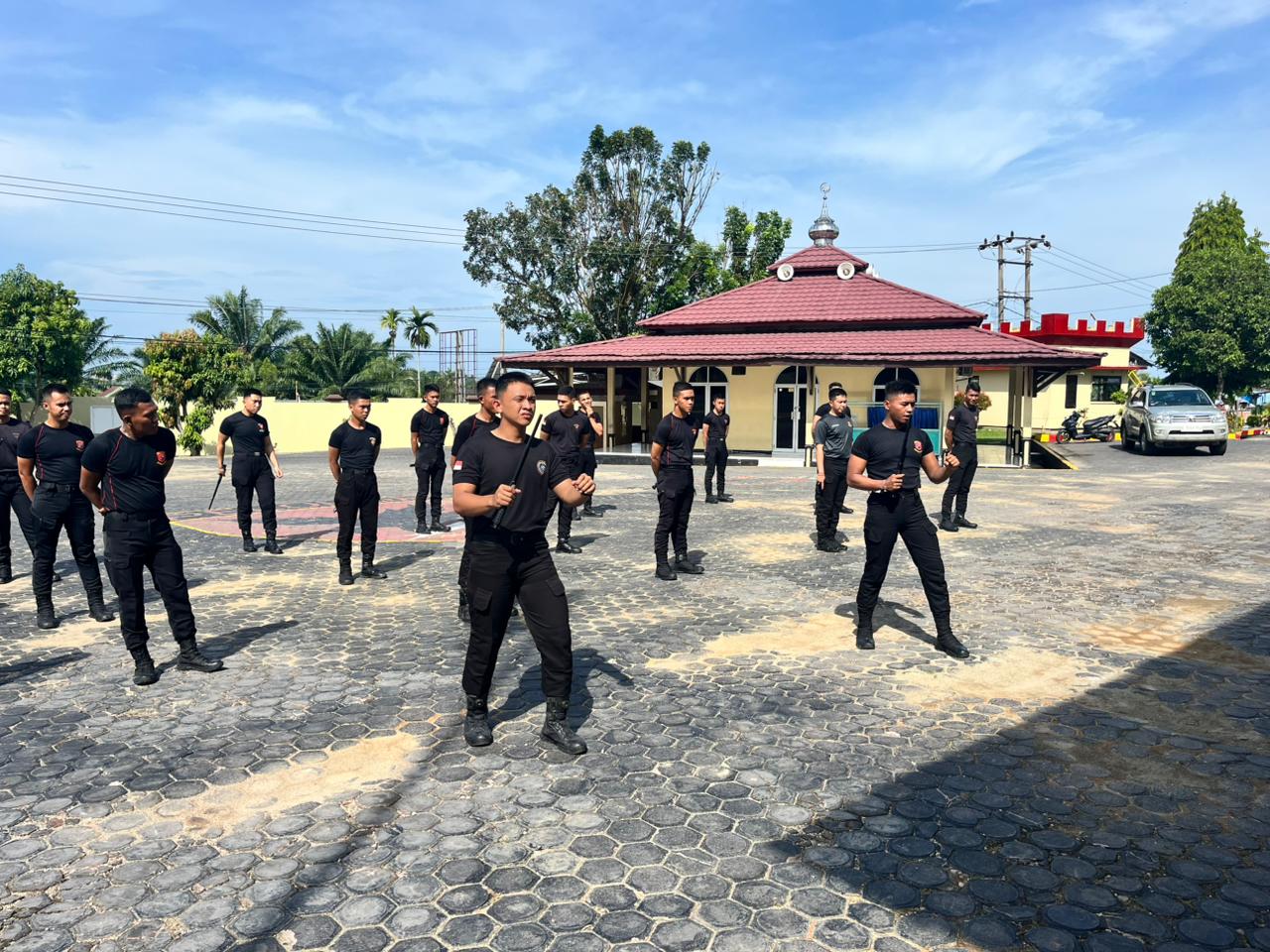 Latihan beladiri baton stik Gegana Bengkulu
