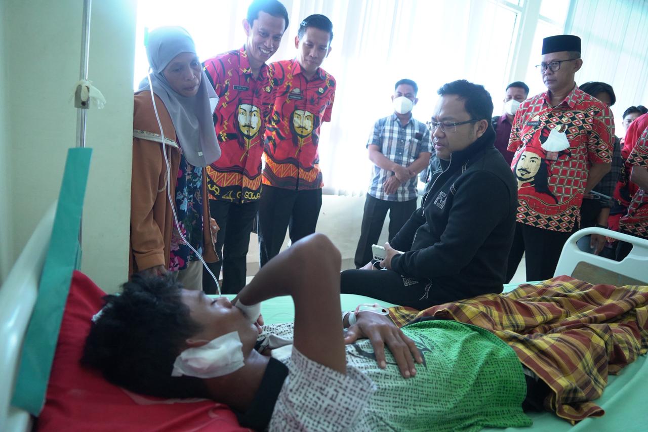 Wakil Bupati Gowa Darmawangsyah Muin memastikan korban busur di Bontoramba mendapat perawatan layak