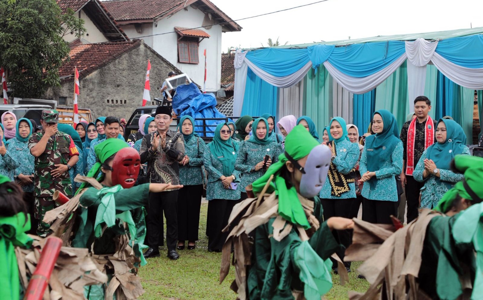 Ketua TP PKK Provinsi Lampung, Purnama Wulan Sari Mirza, mencanangkan Desa Rejomulyo di Jati Agung sebagai Desa Tapis.