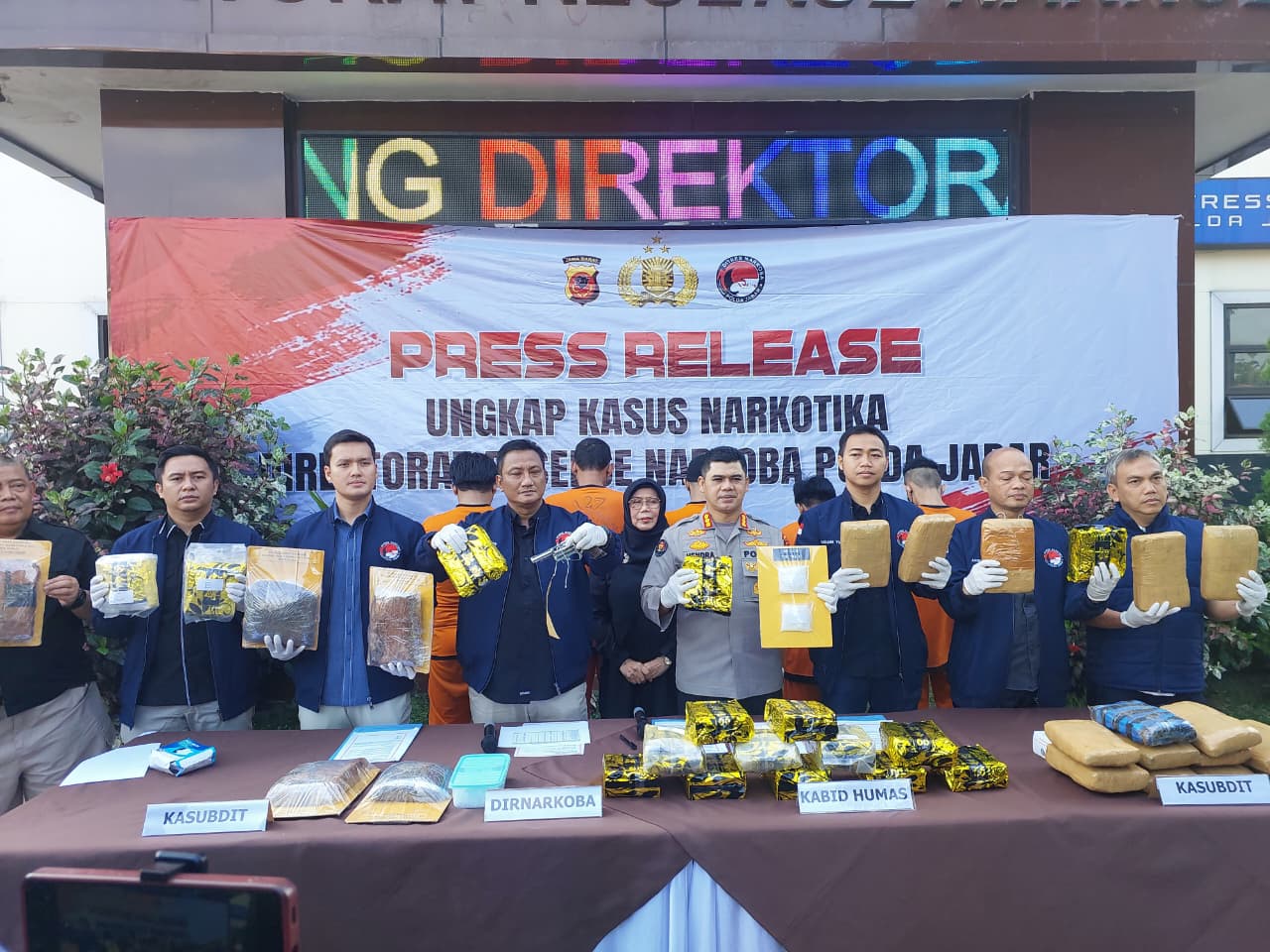 Polda Jabar bongkar jaringan narkoba lintas provinsi, amankan 17 kg sabu dan ganja.