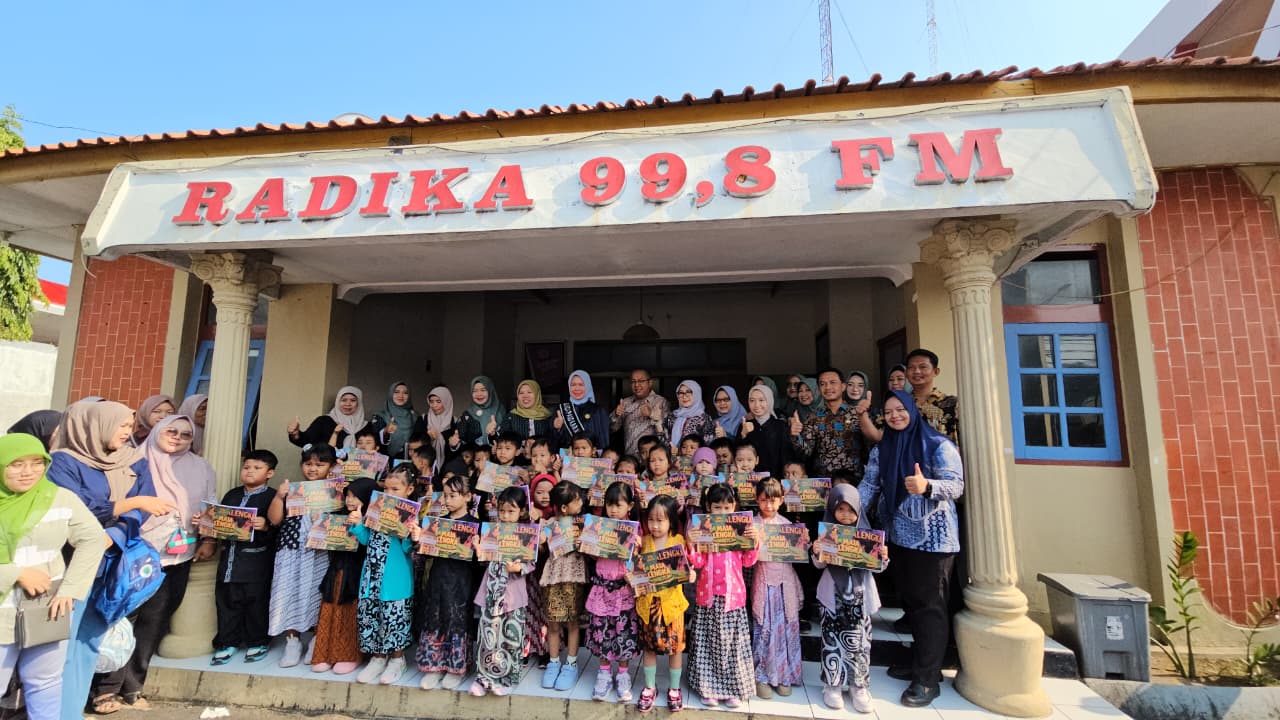 Bunda PAUD Hj. Iim Maemunah ajak anak-anak Majalengka belajar sambil bergembira di Radio Radika FM