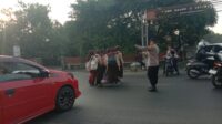 Polsek Jatiwangi melaksanakan gatur pagi di titik rawan kemacetan untuk menjaga kelancaran arus lalu lintas