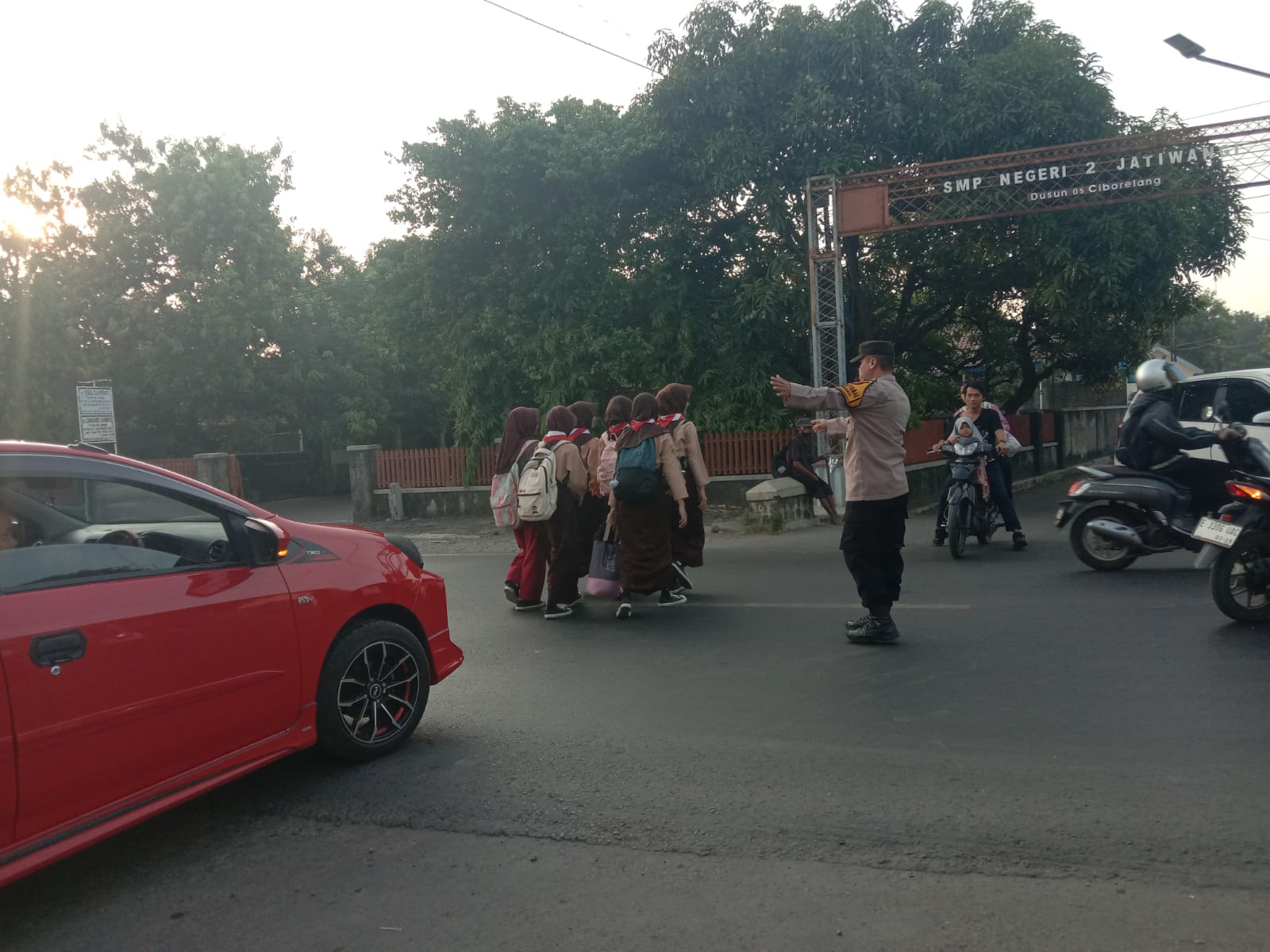 Polsek Jatiwangi melaksanakan gatur pagi di titik rawan kemacetan untuk menjaga kelancaran arus lalu lintas
