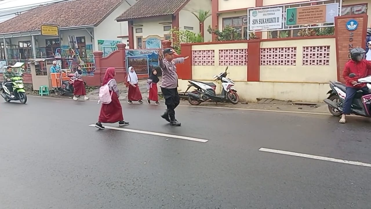 Pengaturan Lalu Lintas Setiap Pagi Jadi Bukti Komitmen Polsek Cikijing dalam Pelayanan Publik