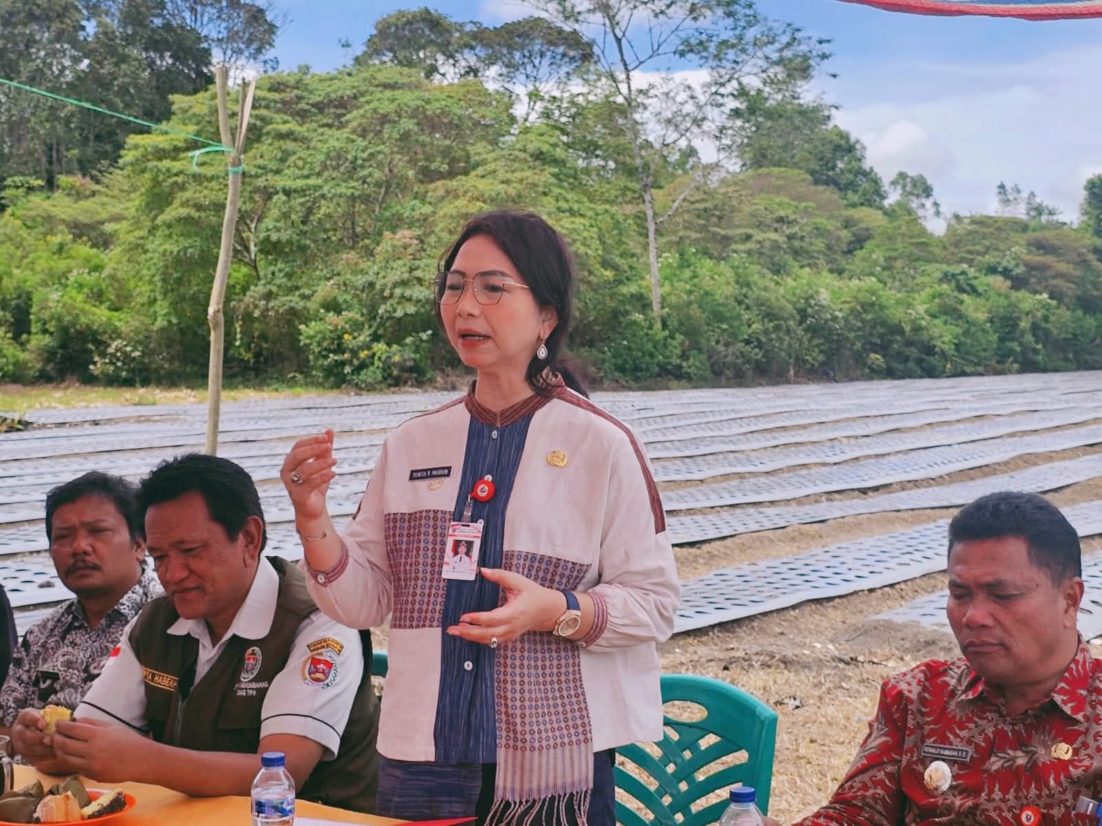 Wakil Bupati Humbahas Junita Rebeka Marbun bersama tim Kementan dan PUPR