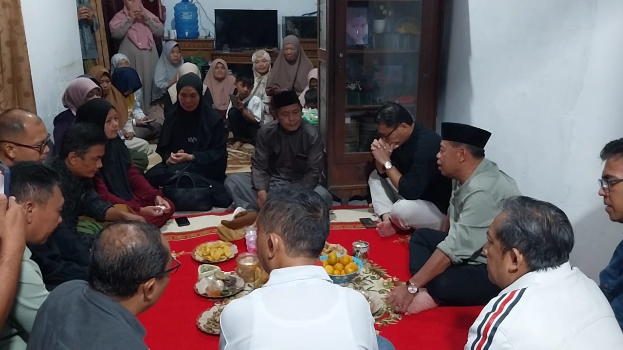 Bupati Majalengka H. Eman Suherman takziah ke rumah duka anak korban pembunuhan di toilet masjid