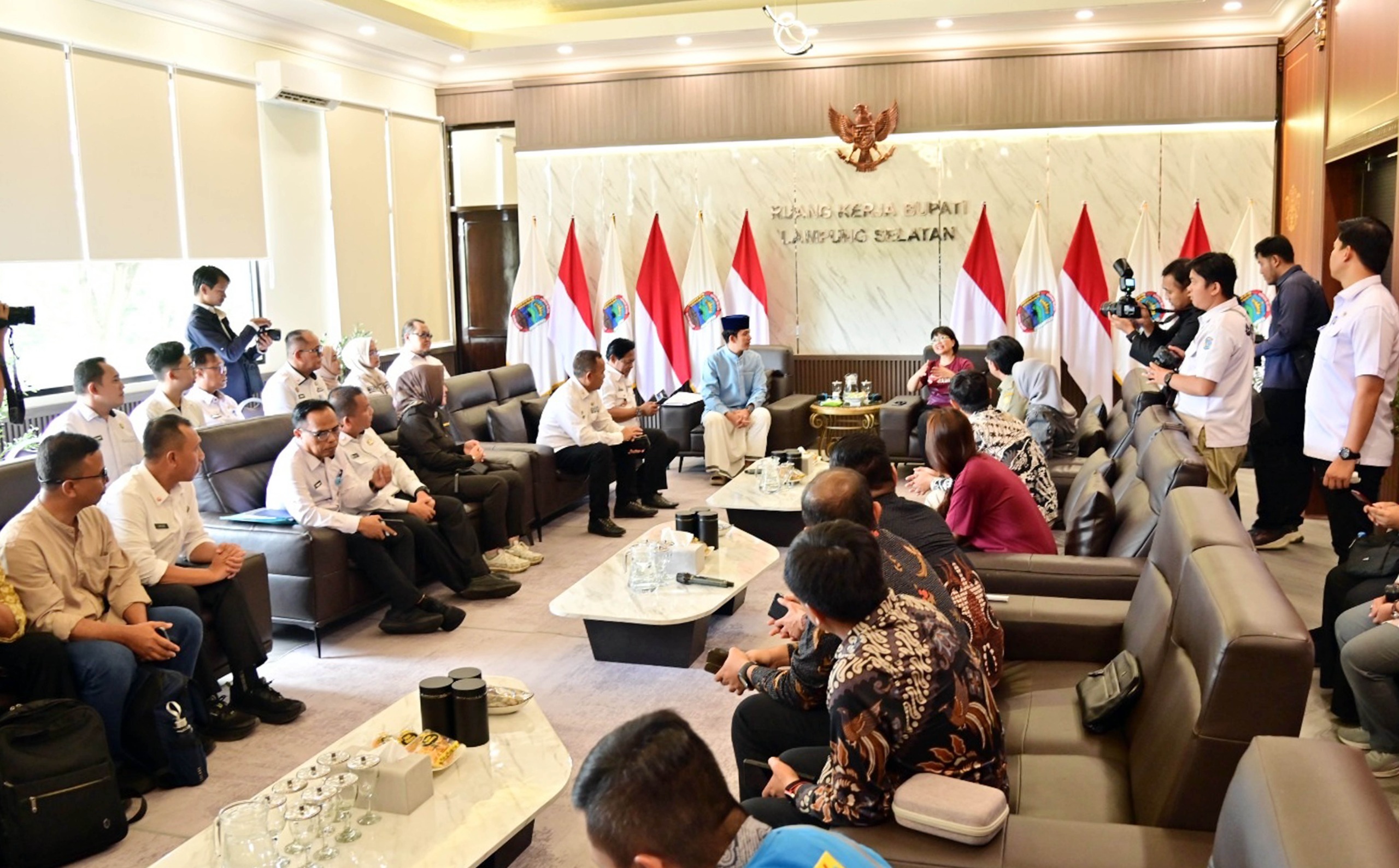 Stella Christie bertemu dengan Bupati Lampung Selatan Radityo Egi Pratama di ruang kerjanya