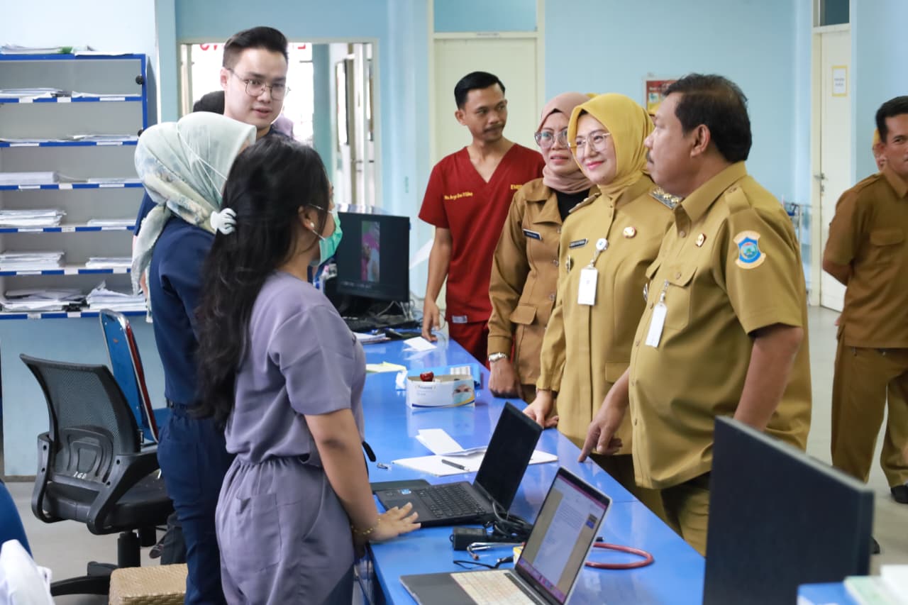 Wali Kota Pangkalpinang, Prof. Udin, dan Wakil Wali Kota Cece Dessy melakukan sidak ke RSUD Depati Hamzah