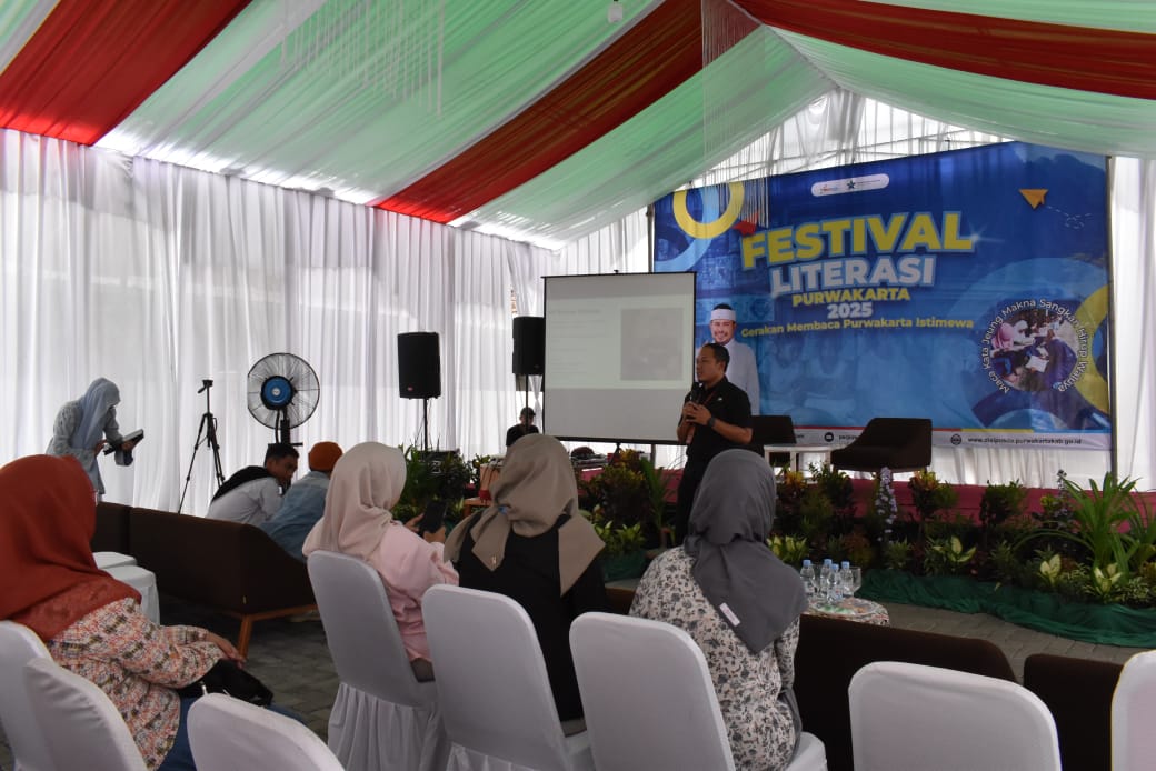 Workshop Teknik Menulis Artikel yang digelar pada Festival Literasi Purwakarta 2025, Jumat (31/10).