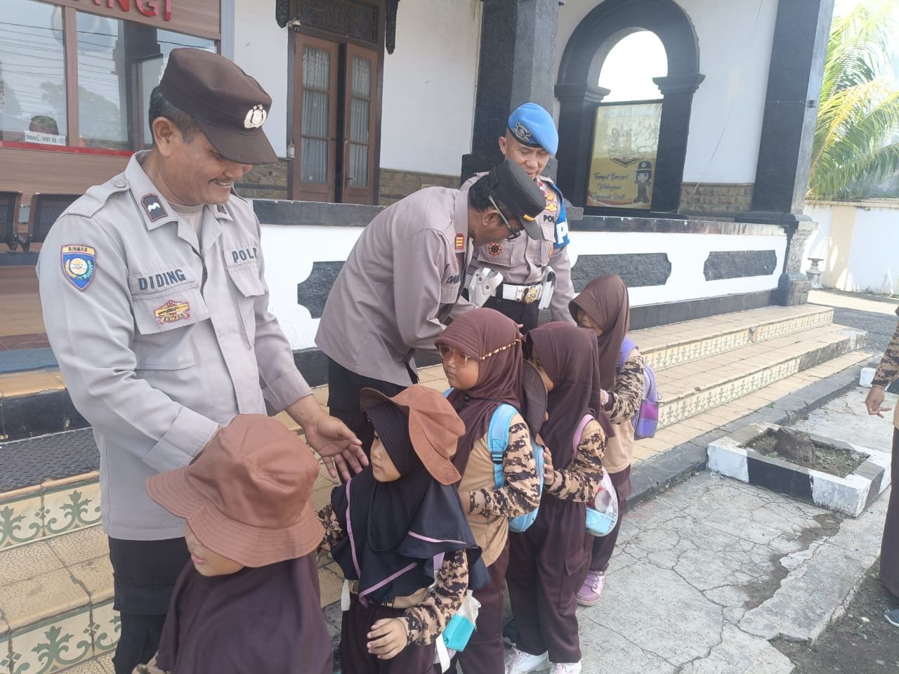 Polsek Jatiwangi Tanamkan Nilai Disiplin dan Cinta Tanah Air Sejak Dini Polsek Jatiwangi Tanamkan Nilai Disiplin dan Cinta Tanah Air Sejak Dini