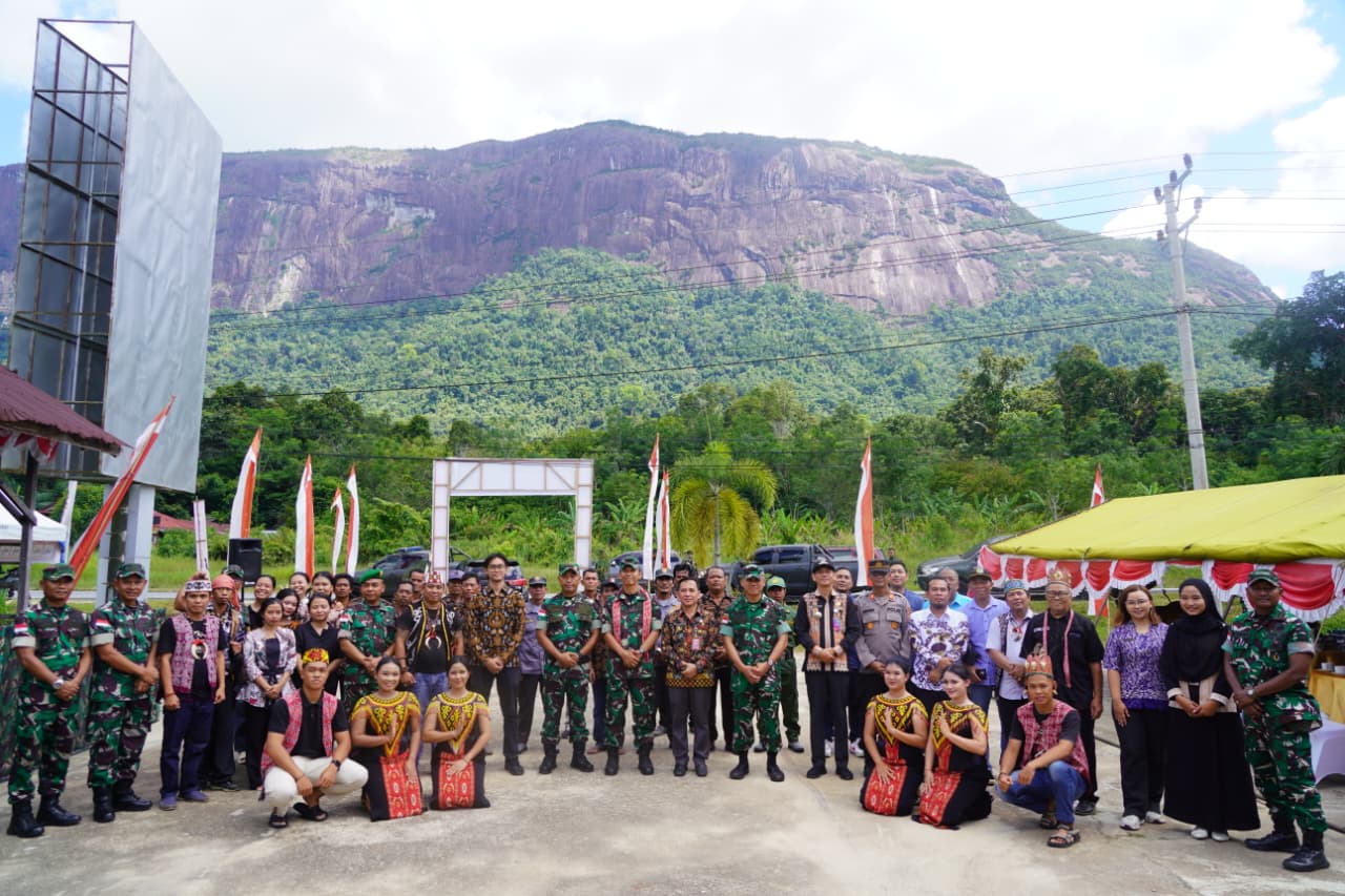 Korem 121/Abw menyambut kedatangan Tim Staf Teritorial Angkatan Darat (Sterad) di Makorem 121/Abw, Sintang, Kalimantan Barat, Kamis (30/10/2025).