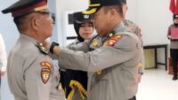 Polres Sintang menggelar upacara Korp Raport Kenaikan Pangkat Pengabdian bagi Kompol Hariyanto, Kasat Samapta Polres Sintang