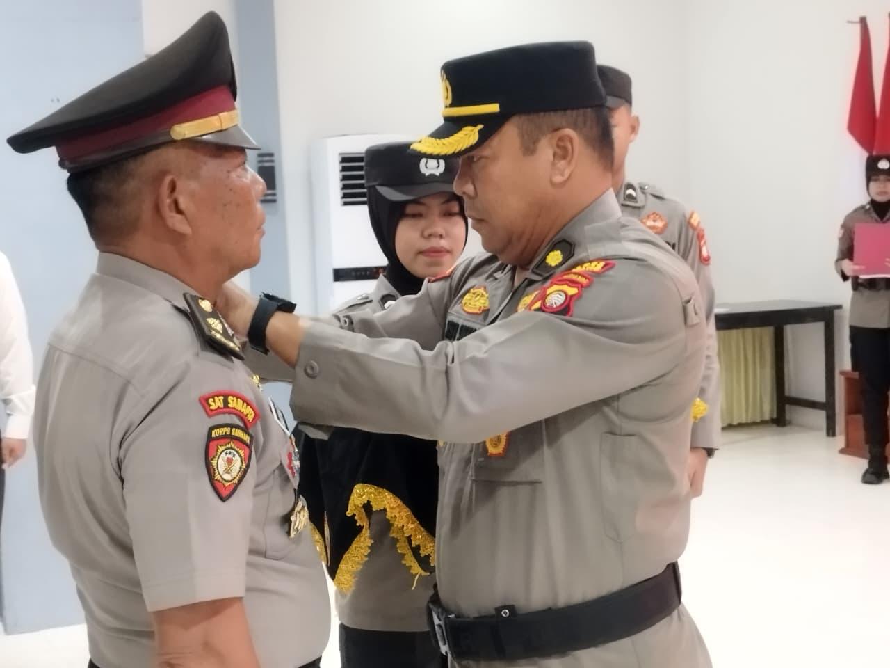 Polres Sintang menggelar upacara Korp Raport Kenaikan Pangkat Pengabdian bagi Kompol Hariyanto, Kasat Samapta Polres Sintang
