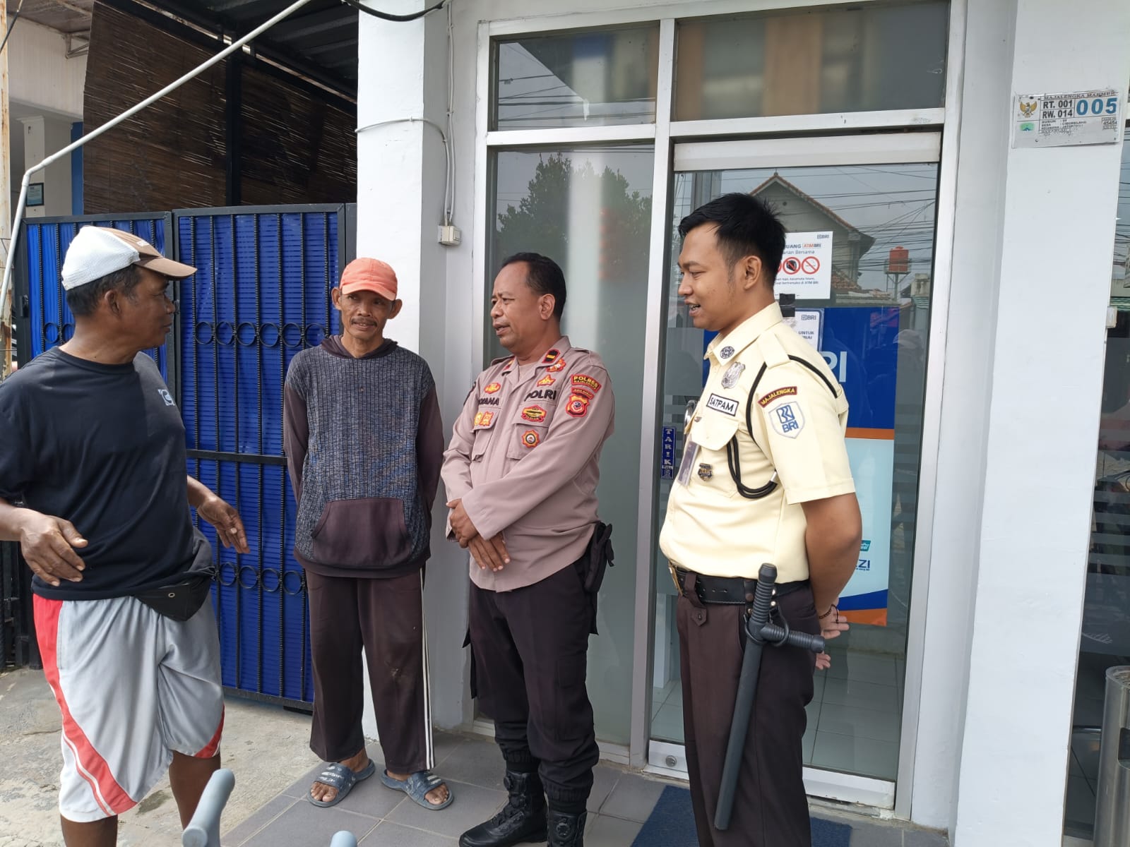 Panit I Samapta Polsek Jatiwangi IPDA Riyana melaksanakan patroli siang di Bank BRI