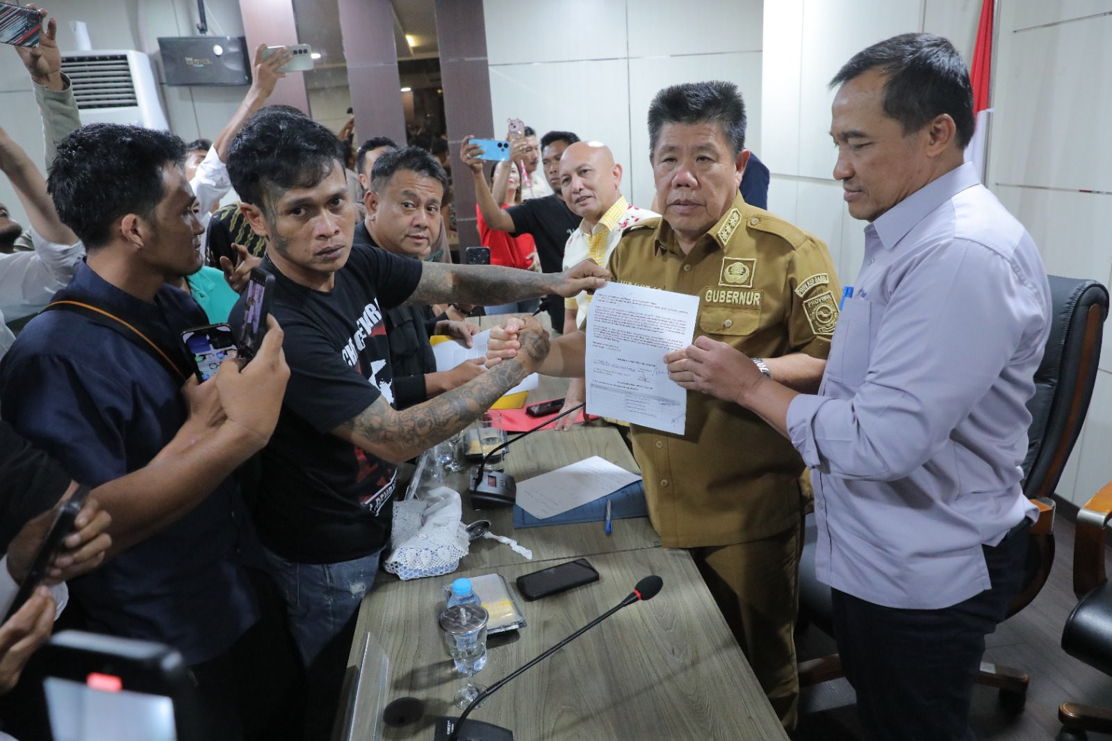 Pertemuan Gubernur Babel Hidayat Arsani dengan Aliansi Penambang menghasilkan kesepakatan bersama.