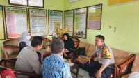 Kanit Binmas Polsek Maja Bripka Sahabuddin bersama Bhabinkamtibmas Bripka Soleh melaksanakan kegiatan sambang ke sekolah