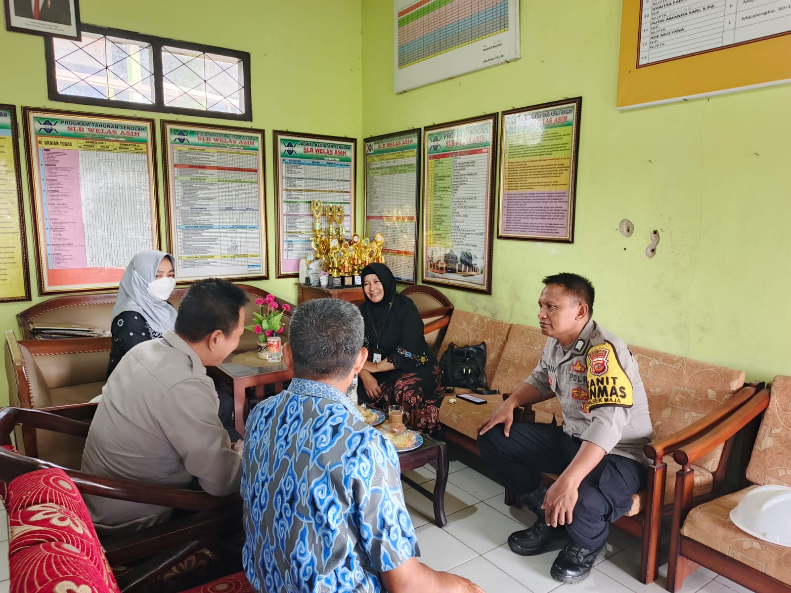 Kanit Binmas Polsek Maja Bripka Sahabuddin bersama Bhabinkamtibmas Bripka Soleh melaksanakan kegiatan sambang ke sekolah