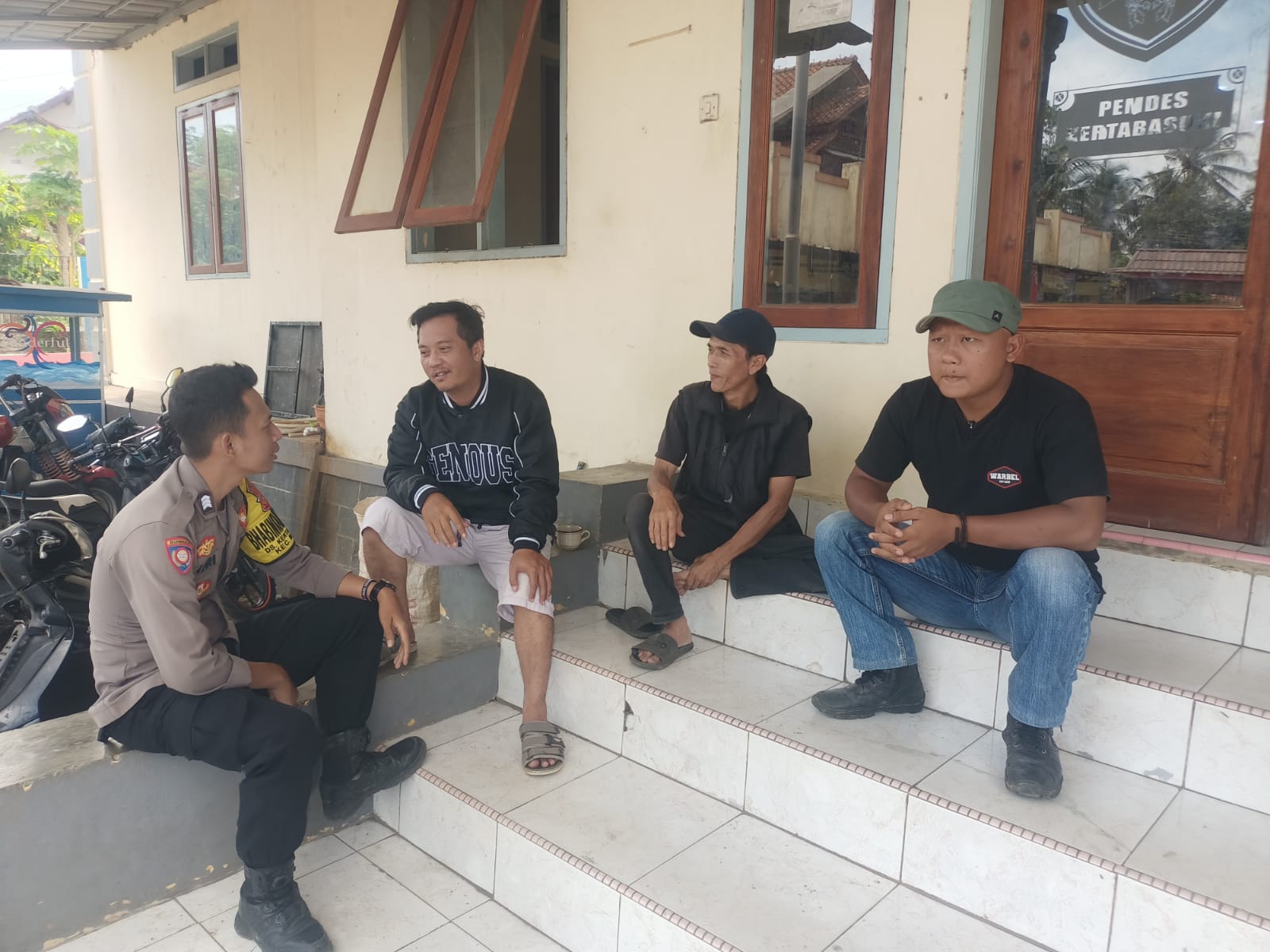 Bhabinkamtibmas Polsek Maja Brigadir Heri Pangestu melaksanakan sambang warga di Desa Kertabasuki untuk mempererat silaturahmi