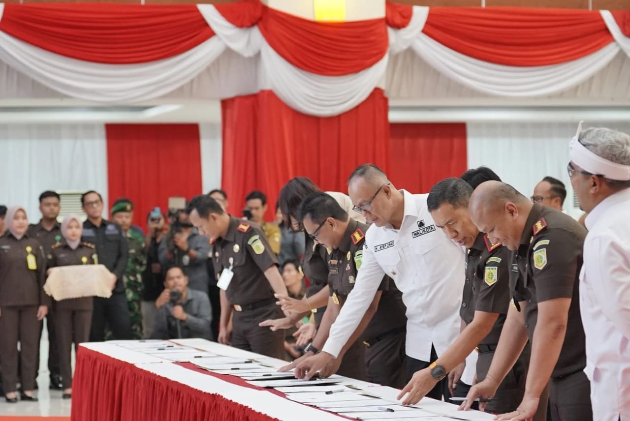 Pemkab Sukabumi bersama Kejaksaan RI menandatangani MoU dan PKS penerapan pidana kerja sosial sebagai bagian dari implementasi KUHP 2023. Pemkab Sukabumi bersama Kejaksaan RI menandatangani MoU dan PKS penerapan pidana kerja sosial sebagai bagian dari implementasi KUHP 2023.
