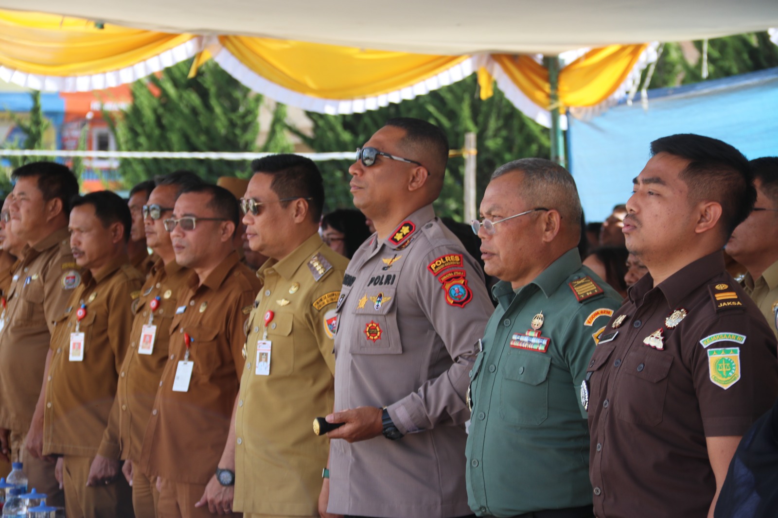 Kapolres Humbahas AKBP Arthur Sameaputty mengajak pelajar menjunjung sportivitas dan fair play dalam Kejuaraan Sepakbola SMP/MTs 2025 di Lapangan Merdeka Doloksanggul.