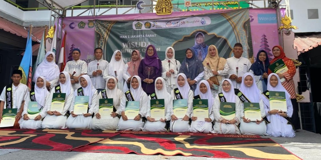 MAN 1 Jakarta sukses menggelar wisuda tahfidz Al-Qur’an dan Hadis perdana dengan 40 siswa peserta.