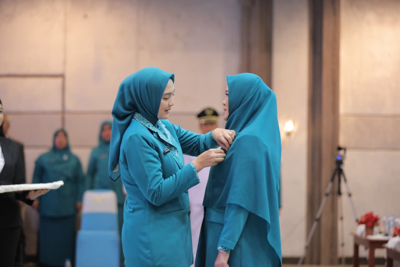 Ketua TP PKK Babel, Noni Hidayat Arsani, resmi melantik Dini Feri Insani sebagai Ketua TP PKK dan Ketua Pembina Posyandu Bangka