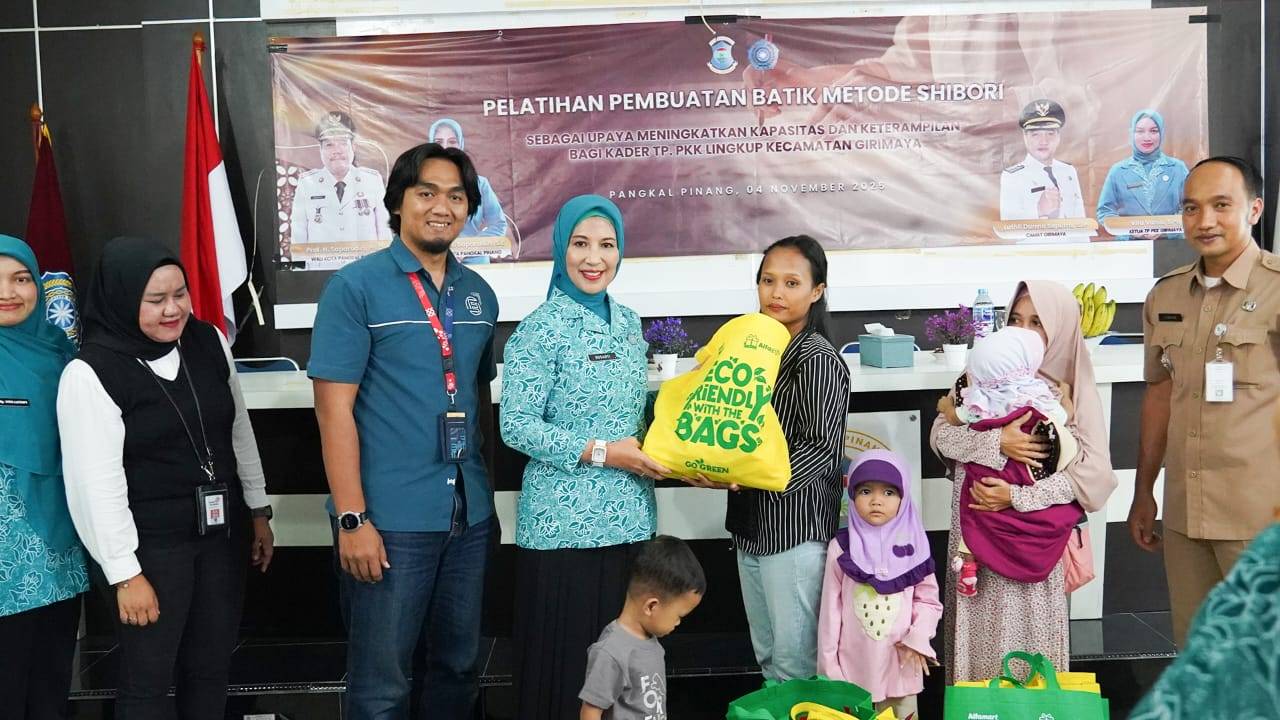 Ketua TP PKK Pangkalpinang, Susanti Saparudin, membuka pelatihan batik shibori di Kecamatan Girimaya