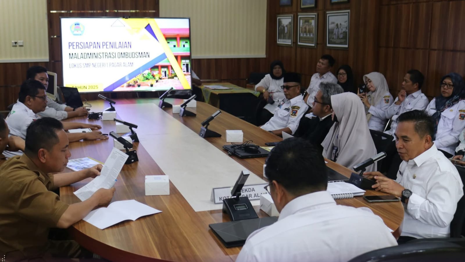Rapat Evaluasi Persiapan Penilaian Maladministrasi Penyelenggaraan Pelayanan Publik serta Pemaparan Progres Persiapan OPD/Unit Lokus Penilaian, Rabu sore (5/10/2025)