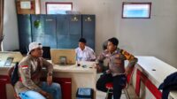 Bhabinkamtibmas Polsek Cikijing Brigadir M. Fadli N, S.H. berkoordinasi dengan perangkat Desa Cidulang